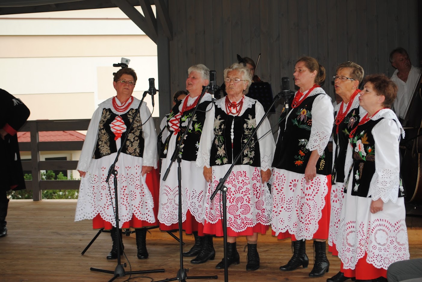 Grali i śpiewali na ludową nutę